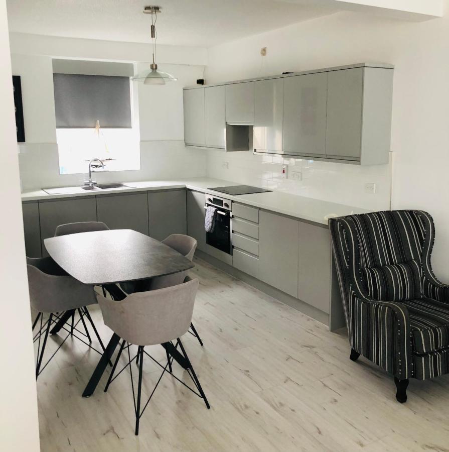 Spacious And Bright Town Centre Apartment Ballycastle Kültér fotó